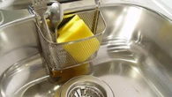 Los dos ingredientes que hay en toda cocina y dejan tu fregadero reluciente sin esfuerzo
