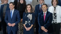 La Reina Letizia recupera en Sevilla su vestido de punto español más elegantee con efecto cintura de avispa