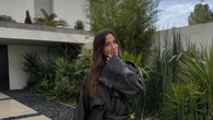María Pombo consigue agotar (en horas) la chaqueta de cuero cruzada de Zara que combina con pantalones efecto piel de serpiente