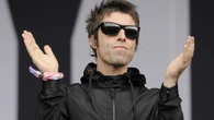 Liam Gallagher voló a Edinburgo para seguir la gira de Oasis acompañado por su hermano Paul, acusado de violación