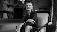 No se puede ser más diva de la moda (y de la vida) que Ángela Molina desfilando para Miu Miu en París a sus 68 años
