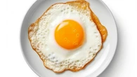 Con qué sustituir al aceite para que tus huevos fritos no queden grasientos: no es por mantequilla
