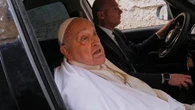 El Papa visita una cárcel romana por Jueves Santo durante su convalecencia