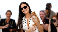 Toda la elegancia (y toque español) que le podemos pedir a este lunes es Demi Moore a sus 61 años con un vestido de lunares en el festival de Cannes 2024