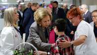 La Reina Sofía, muy cariñosa con los niños en su visita a la Fundación Instituto San José