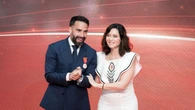 Ayuso recupera su vestido blanco más bonito de la firma sevillana que la ha conquistado para su cita con Carvajal