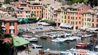 Un destino turístico italiano prohíbe caminar descalzo o beber en la calle y los británicos estallan: "Es una represión brutal"