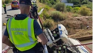 Un camión articulado cae al canal de Lodosa y el conductor queda atrapado en la cabina