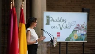 Ayuso se ha marcado un Letizia con las zapatillas más deportivas para ir al trabajo
