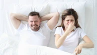 ¿Tirarse gases delante de tu pareja es buena señal? Esto dice la psicología