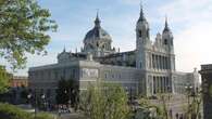 ¿Quién mandó construir la catedral de la Almudena en Madrid? Pista: fue una mujer