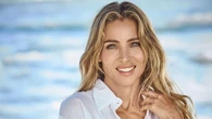 Elsa Pataky se adelanta a las tendencias de otoño con la blusa satinada que las chicas más clásicas llevarán a la oficina