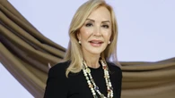 No se puede ser más elegante que Carmen Lomana en los Alpes suizos con traje negro y zapatos bicolor de Chanel
