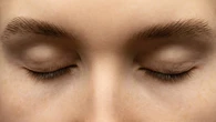 La razón científica detrás de la “nieve visual” al cerrar los ojos