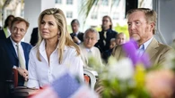 Máxima de Holanda confirma el poder de la camisa blanca que nunca falla: así eleva su look con una falda joya y sus pendientes más icónicos