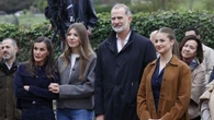 Sidra, embutidos, bolos y una petición fuera de la agenda oficial: así ha sido la visita de los Reyes y sus hijos a Valdesoto, Pueblo Ejemplar de Asturias 2025