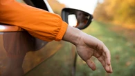 ¿Conduces con el brazo apoyado en la ventanilla del coche? Esto dice la psicología de ti