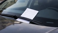 Este detalle en tu parabrisas puede avisar de algo importante: no la ignores