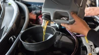 Un mecánico zanja el debate: si el aceite del coche está negro no tiene nada que ver con que no se haya cambiado