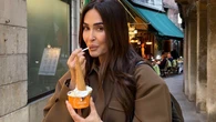 Vicky Martín Berrocal tiene la biker marrón oversize que arrasa en abril: efecto cuero, corte masculino y 450 euros de puro estilo