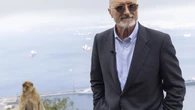 Rodeado de libros y maquetas: así es la casa en la que Arturo Pérez-Reverte encuentra la inspiración