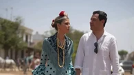 Manuela Villena deslumbra en la Feria de Abril con el traje de gitana más elegante: lunares, flores y el mantón que eleva todo el look