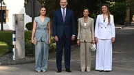 La Infanta Sofía hace un guiño al look más recordado de la Reina Letizia con un impecable traje blanco en su primer discurso
