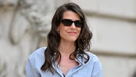 Carlota Casiraghi tiene el look parisino casual chic que querrás copiar este verano: camisa de rayas, vaqueros y un bolso rojo