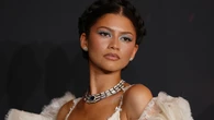 Zendaya vuelve a hacer historia en París con un espectacular vestido de Louis Vuitton inspirado en la Alta Costura de Balenciaga