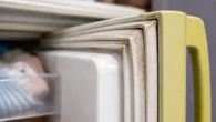 Colocar una hoja de papel en la puerta del frigorífico: para qué sirve y en qué casos recomiendan hacerlo