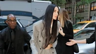 Demi Moore tiene el look de entretiempo que soluciona cualquier jornada de oficina