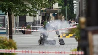 Los TEDAX de Policía Nacional detonan una maleta sospechosa en una calle en Pamplona