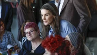 La Reina Letizia apuesta por la blusa azul con lazada más royal y los pantalones blancos que confirman el uniforme perfecto de primavera en Madrid