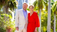 Máxima de Holanda deslumbra en Miami con el mono rojo más favorecedor y el bolso artesanal que eleva cualquier look