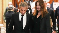 Carla Bruni en el juicio de Sarkozy: el traje oscuro más sobrio, las zapatillas blancas inesperadas y la lección de elegancia silenciosa