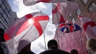 La fiebre por la Union Jack se extiende en Reino Unido: un hombre pinta la fachada de su casa con la bandera británica