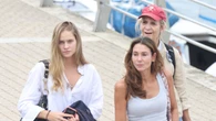 La Infanta Elena e Irene Urdangarin, dos looks clásicos (y a juego) para un reencuentro con Don Juan Carlos