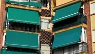 Confirmado: Hasta 1.500 euros de multa por tirar colillas desde el balcón de tu casa a la calle