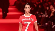 Los looks perfectos para combinar las camisetas de fútbol para el Mundial 2026 como toda una fashionista