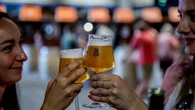 ¿Es verdad que la cerveza hidrata más que el agua? Todo sobre uno de los mitos más famosos del verano