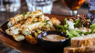 Un cliente acusa a un restaurante de “atracadores nivel dios” y el local responde: "Podríamos publicarla como capítulo de un libro gastronómico"