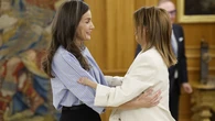 La Reina Letizia rescata su camisa más elegante de Adolfo Domínguez y confirma el uniforme perfecto de entretiempo