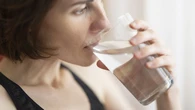 Ni el azúcar ni el alcohol: una médica advierte del peligro de beber agua de esta forma