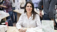 Carlota Casiraghi convierte la camisa blanca en el look más elegante de la Feria del Libro de París: minimalismo francés y blazer masculina, la combinación que nunca falla