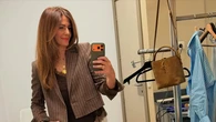 Nuria Roca tiene el look perfecto de oficina para primavera: top lencero, blazer de rayas y pantalones blancos que elevan cualquier jornada