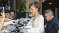 Zendaya estrena la gira de 'The Odyssey' con el vestido blanco que convierte el estilo griego en la mayor tendencia del verano