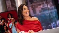El vestido rojo satinado de Mango con el que Tamara Falcó despide la temporada de 'El Hormiguero' y confirma que el escote asimétrico es el más elegante del verano