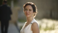 El vestido blanco de firma sevillana con el que Ayuso vuelve a demostrar que el lujo silencioso también triunfa en verano