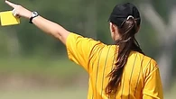 "Te voy a follar, me da igual que este tu padre... tenías que estar fregando": el horror de una arbitra en un partido de juveniles