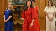 El vestido rojo de la Reina Letizia que estiliza, favorece y nunca pasa de moda